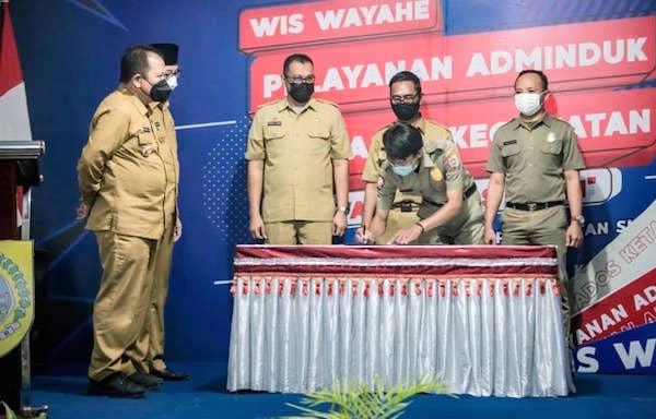Masyarakat Jember Urus Administrasi Kependudukan Gratis dan Cukup di Kecamatan